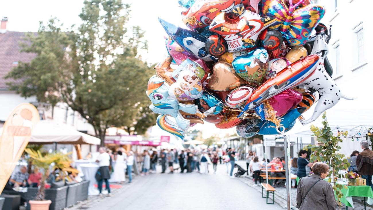 Belebte Straße, Luftballons