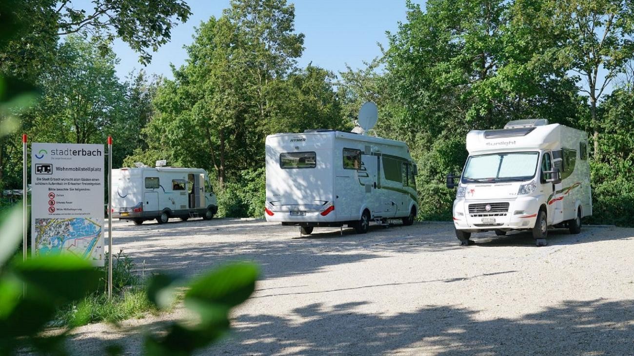 Wohnmobilstellplatz, Wohnmobile, Gebüsch