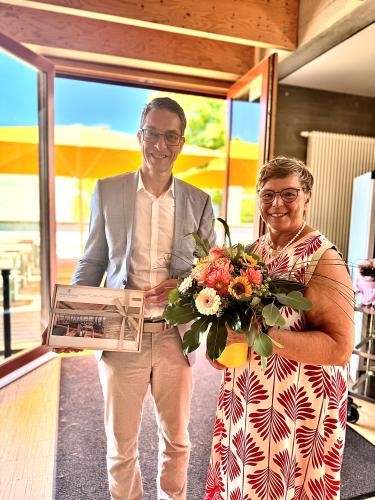 Bürgermeister Achim Gaus und Gabriele Soldner mit Geschenk