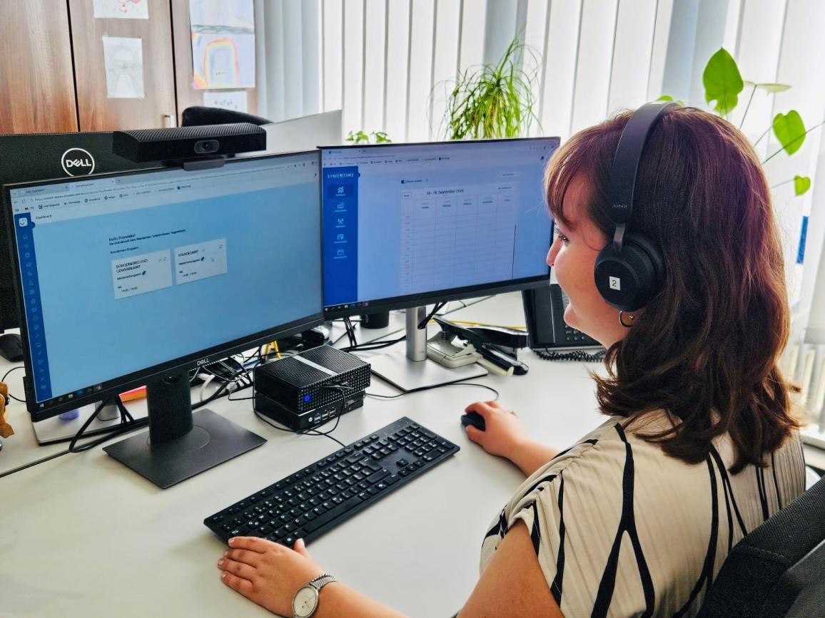 Mitarbeiterin am Arbeitsplatz Mitarbeiterin am Arbeitsplatz