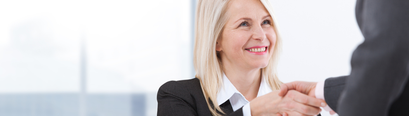 freundlich lächelnde Mitarbeiterin