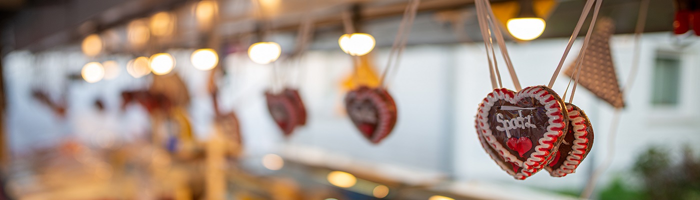 freundlich lächelnde Mitarbeiterin