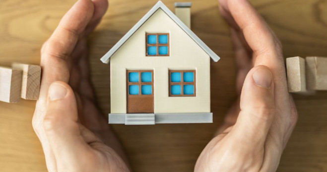 Hände schützen Haus